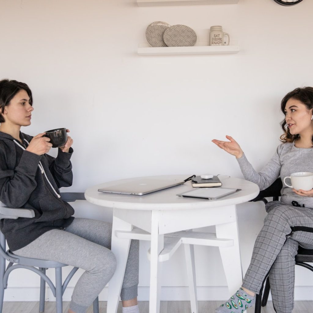 Zodiak paling pandai menjaga rahasia. Foto: pexels/EKATERINA BOLOVTSOVA