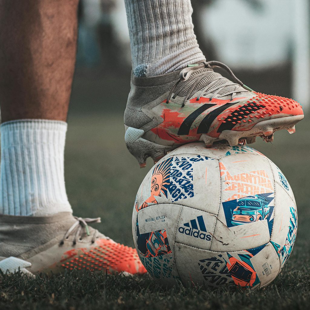 TUTURPEDIA - Viral Seorang Beli Sepatu Bola dari Luar Negeri Rp10 Juta Malah Kena Bea Masuk Hingga Rp31 Juta, Ternyata Begini Hitungannya! 