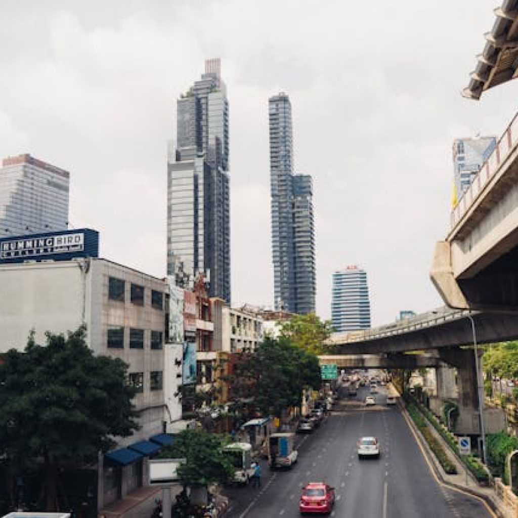 Ilustrasi Flyover Cimindi saat petugas damkar mengevakuasi jasad. Foto: pexels.com/martinpechy