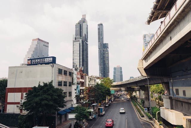 Ilustrasi Flyover Cimindi saat petugas damkar mengevakuasi jasad. Foto: pexels.com/martinpechy