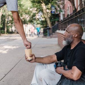 Dalil Alquran dan Hadis Tentang Keutamaan Sedekah, Tak Akan Bikin Miskin!