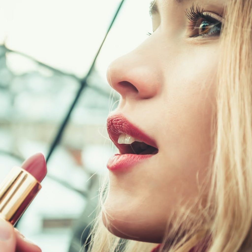 Panduan Memilih Warna Lipstik yang Tepat untuk Berbagai Acara