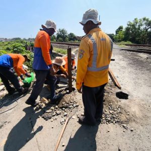 Pasca Kecelakaan KA, KAI Daop 4 dan Dishub Kabupaten Kendal Tutup Akses Jalan KH Abdul Wahab