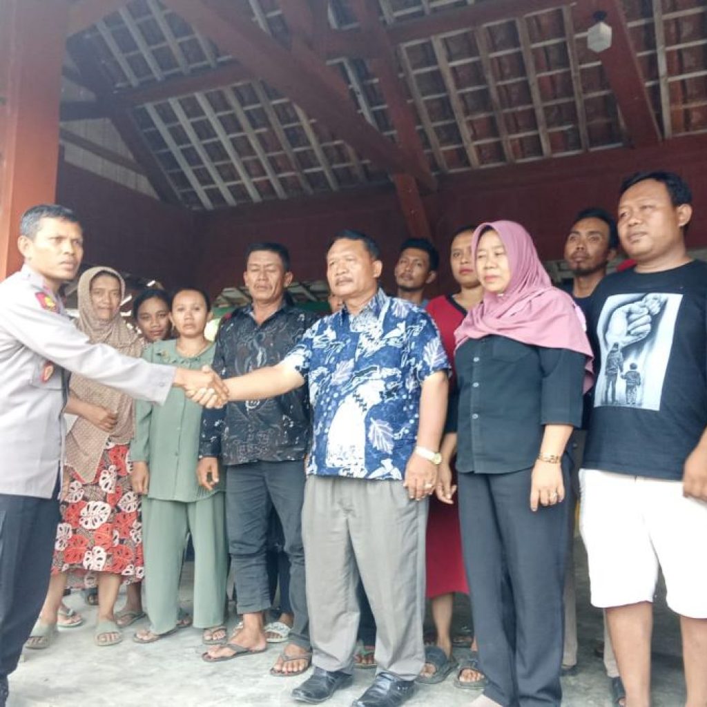 Kedatangan warga Desa Jurangjero dari Polres Rembang. Foto: Dok. Lilik Yuliantoro