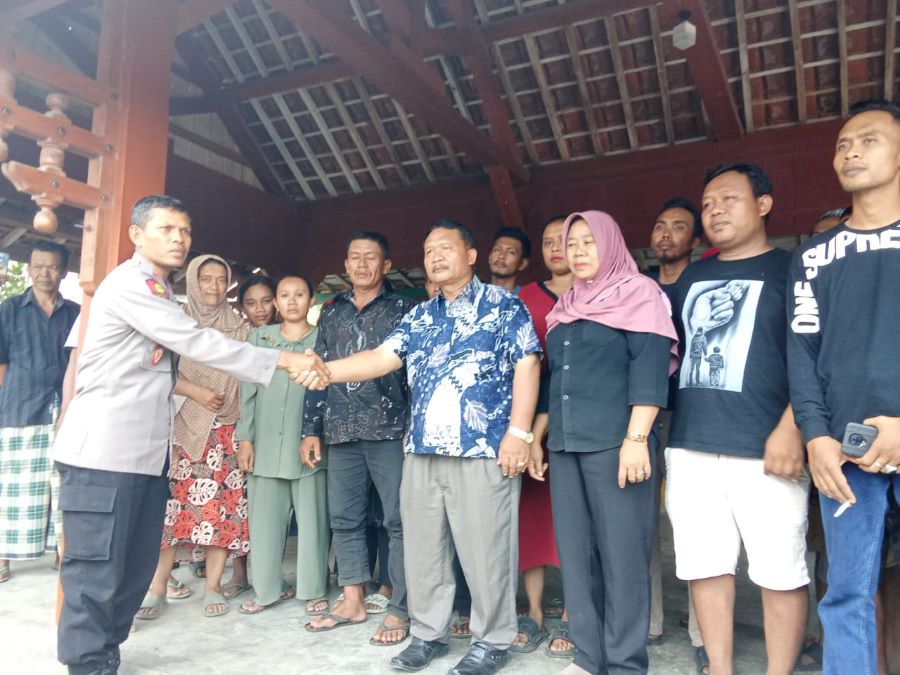 Kedatangan warga Desa Jurangjero dari Polres Rembang. Foto: Dok. Lilik Yuliantoro