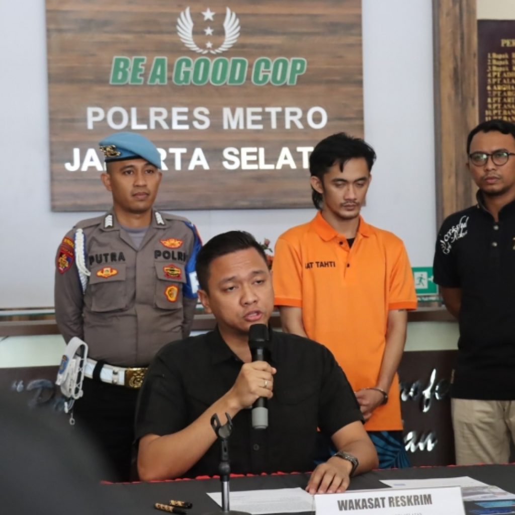 Polres Metro Jakarta Selatan tangkap pelaku yang melakukan modus penipuan jual beli mobil fiktif. FOTO: PMJNews
