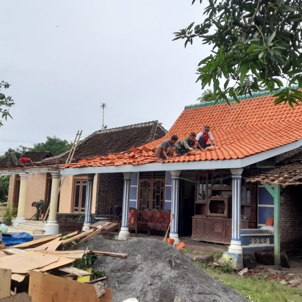 Dalam Hitungan Detik, Angin Puting Beliung Porak-porandakan Rumah Warga di Sumberagung Weleri