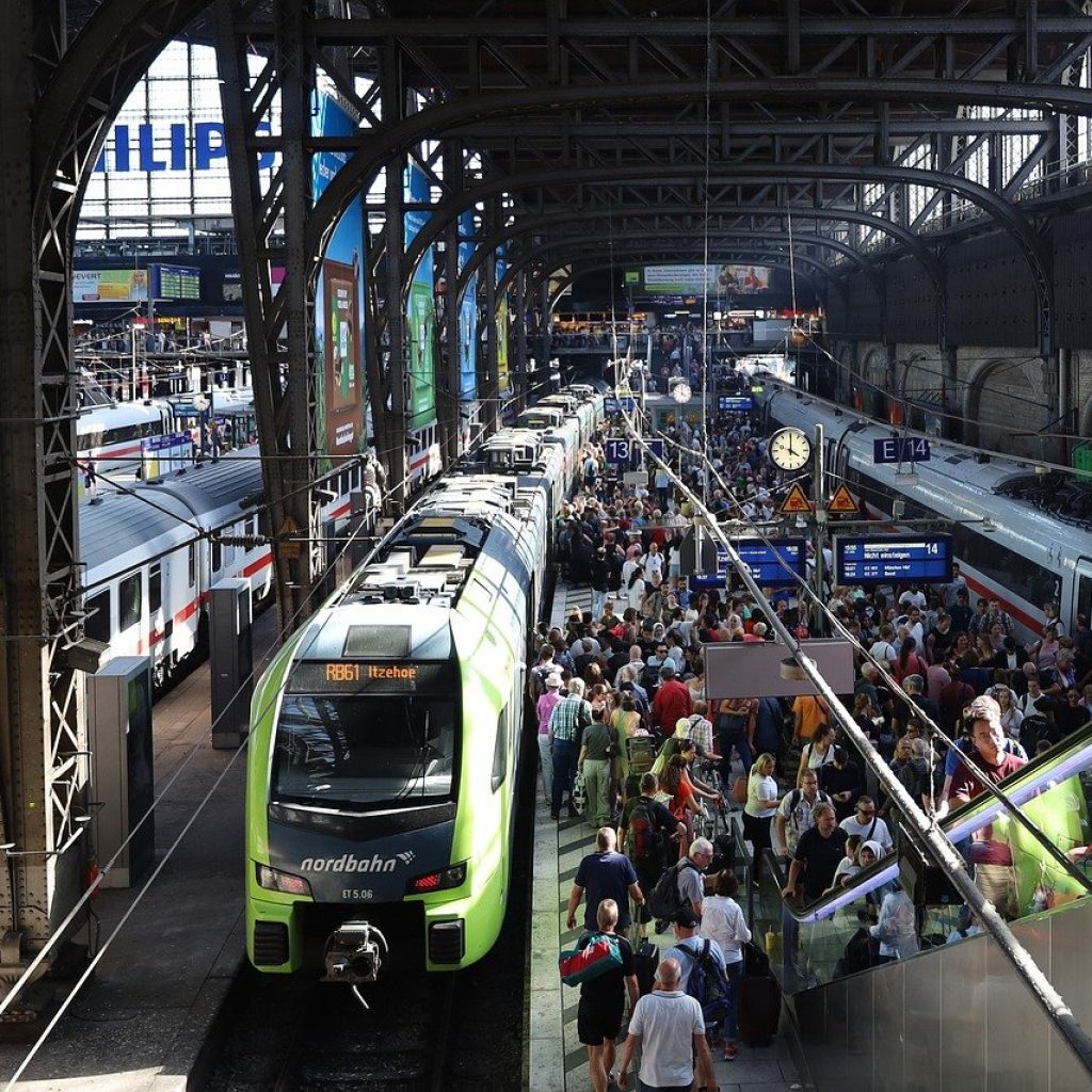 TUTURPEDIA - Update Terkini Mudik Lebaran 2024! Sebanyak 26.600 Orang Mulai Padati Stasiun Pasar Senen