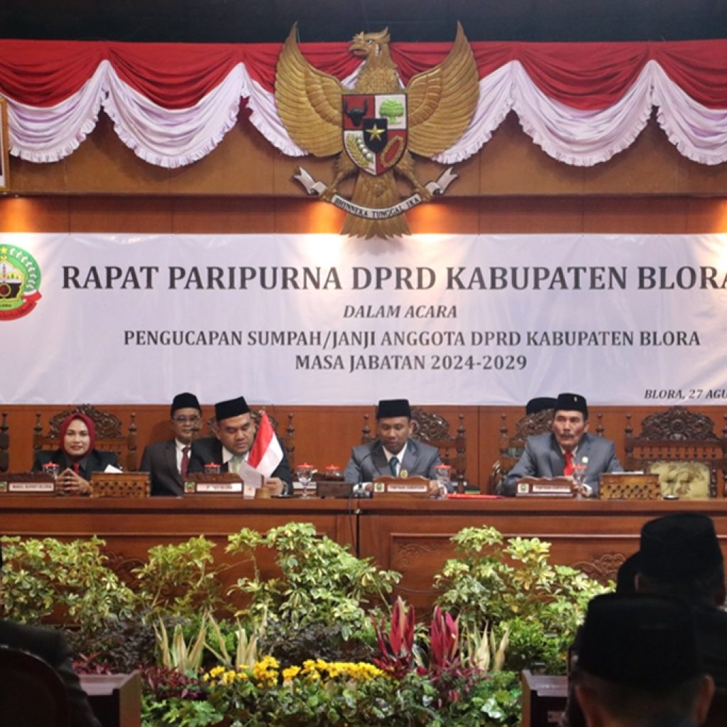 Mustopa saat memimpin rapat paripurna DPRD Kabupaten Blora. Foto: Istimewa