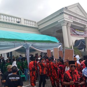 Tunggu Nomor Urut Paslon Pilkada Blora 2024, Relawan Gabungan ASRI Lantangkan Lagu Kebangsaan 