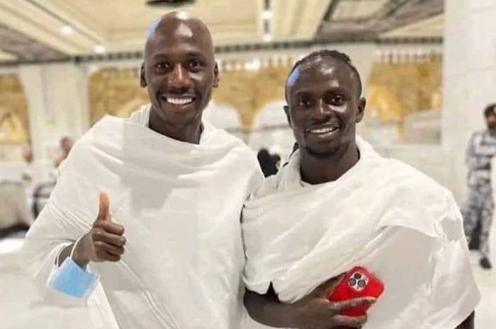Sadio Mane bersama rekannya. (Foto: Twitter @KhaledBeydoun)