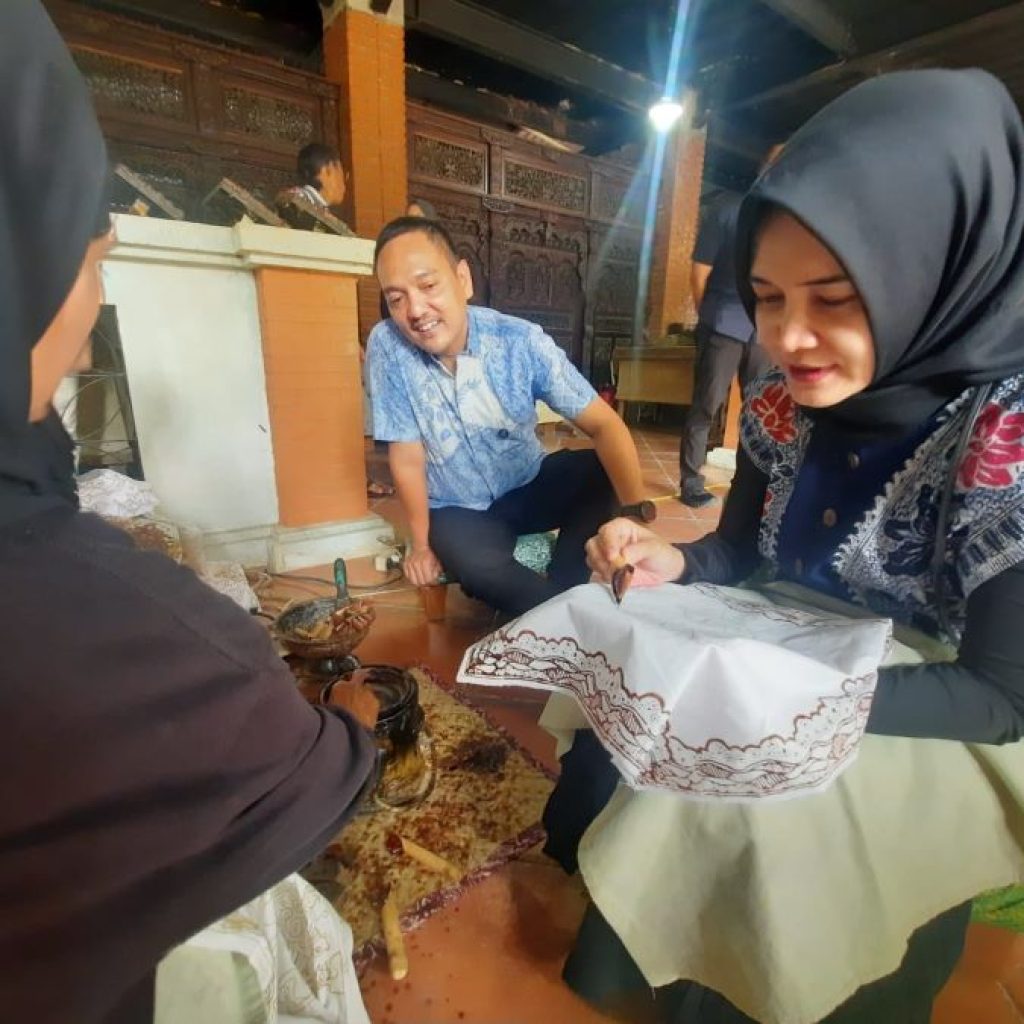 Calon Wali Kota Semarang, Yoyok Sukawi dan sang istri Swasti Aswagati coba membatik di Sanggar Batik Semarang 16 pada Kamis (17/10/2024). Foto: Dok. Yok Joss