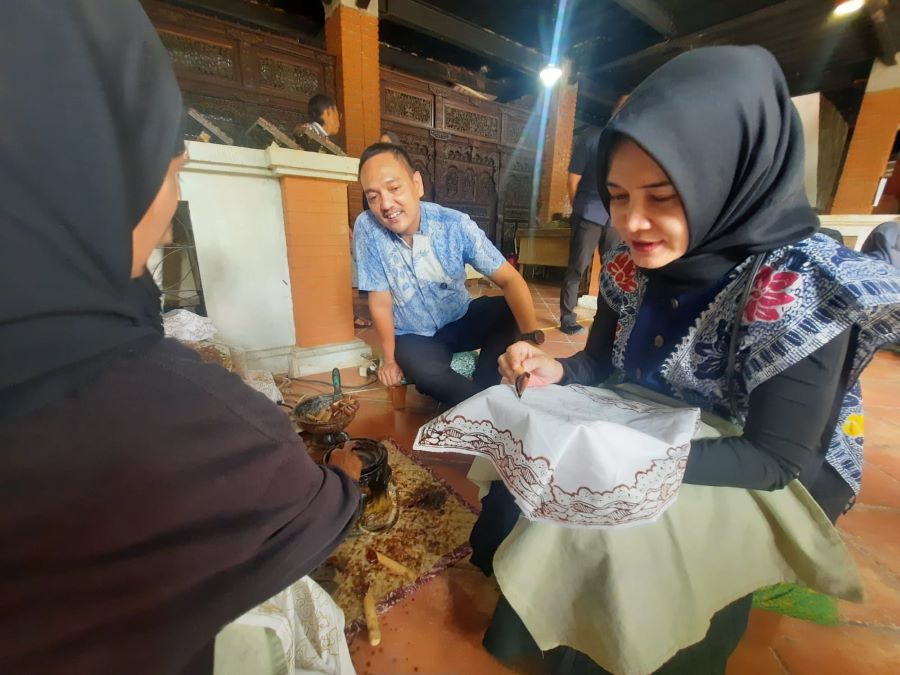 Calon Wali Kota Semarang, Yoyok Sukawi dan sang istri Swasti Aswagati coba membatik di Sanggar Batik Semarang 16 pada Kamis (17/10/2024). Foto: Dok. Yok Joss