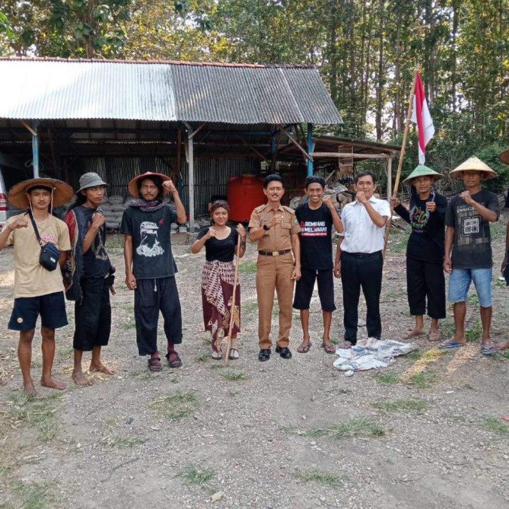 Rombongan sedulur sikep Rembang foto bersama Camat Menden, Tarkun. Foto: Dok. Lilik Yuliantoro