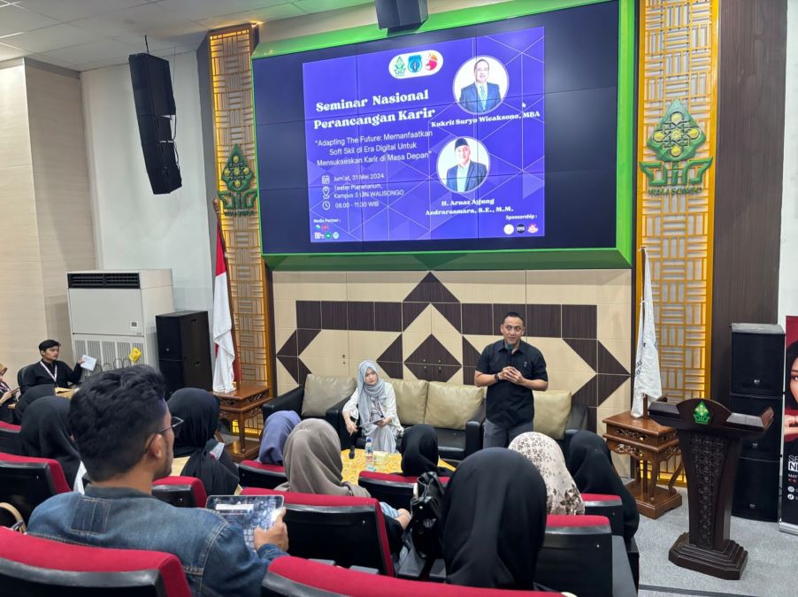 Arnaz Agung Andrarasmara saat jadi narasumber di seminar HMJ Fisip UIN Walisongo. Foto. Dok. Istimewa