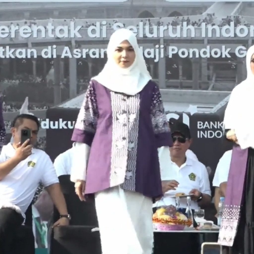 Kemenag luncurkan seragam haji baru bernuansa ungu. Foto: Tangkapan Layar YouTube Kemenag RI