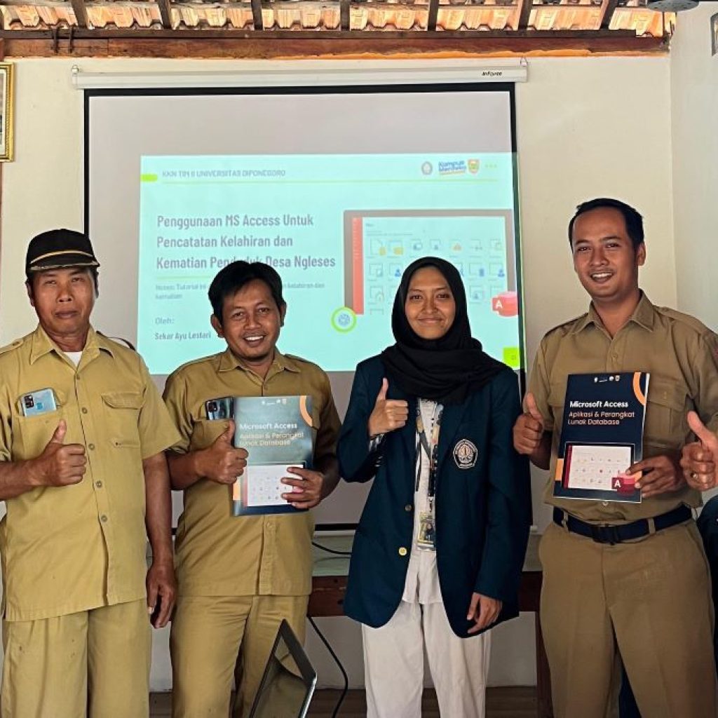 Mahasiswa KKN Undip mengelola sistem pencatatan data kelahiran dan kematian digital di Desa Ngleses. Foto: Dok. Sekar Ayu Lestari