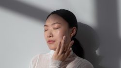 Step skincare routine ini tidak boleh dilewatkan oleh pemilik kulit berminyak. Foto: freepik.com/freepik