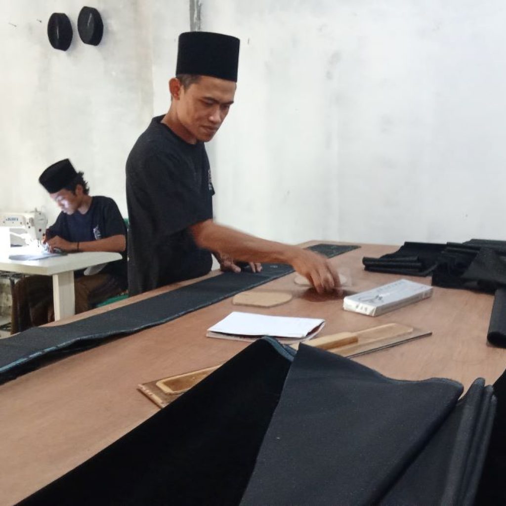 Pengrajin songkok nasional. Foto: Dok. Lilik Yuliantoro