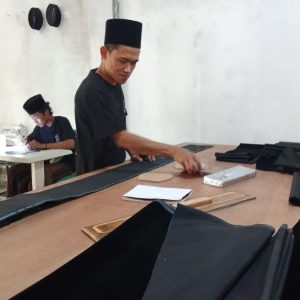 Kunjungi Pengrajin Songkok Nasional di Ponpes Al Mustawa, Ini Tujuan Gus Amin