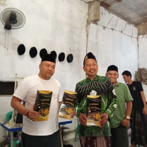 Gus Amin Kunjungi Pengrajin Songkok Nasional di Ponpes Al Mustawa 