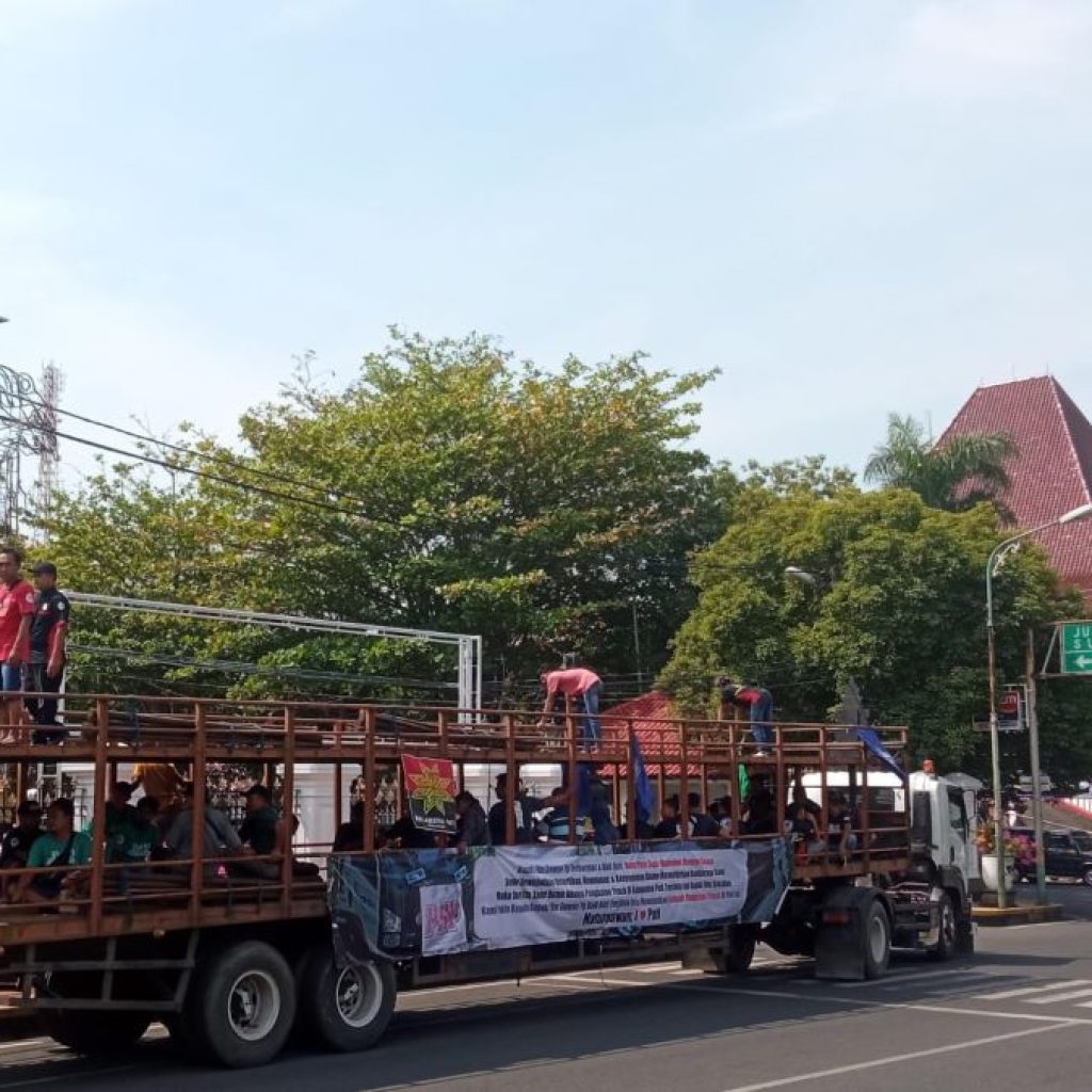 Ratusan sopir melakukan demo di depan Kantor Bupati Pati. Foto: Istimewa