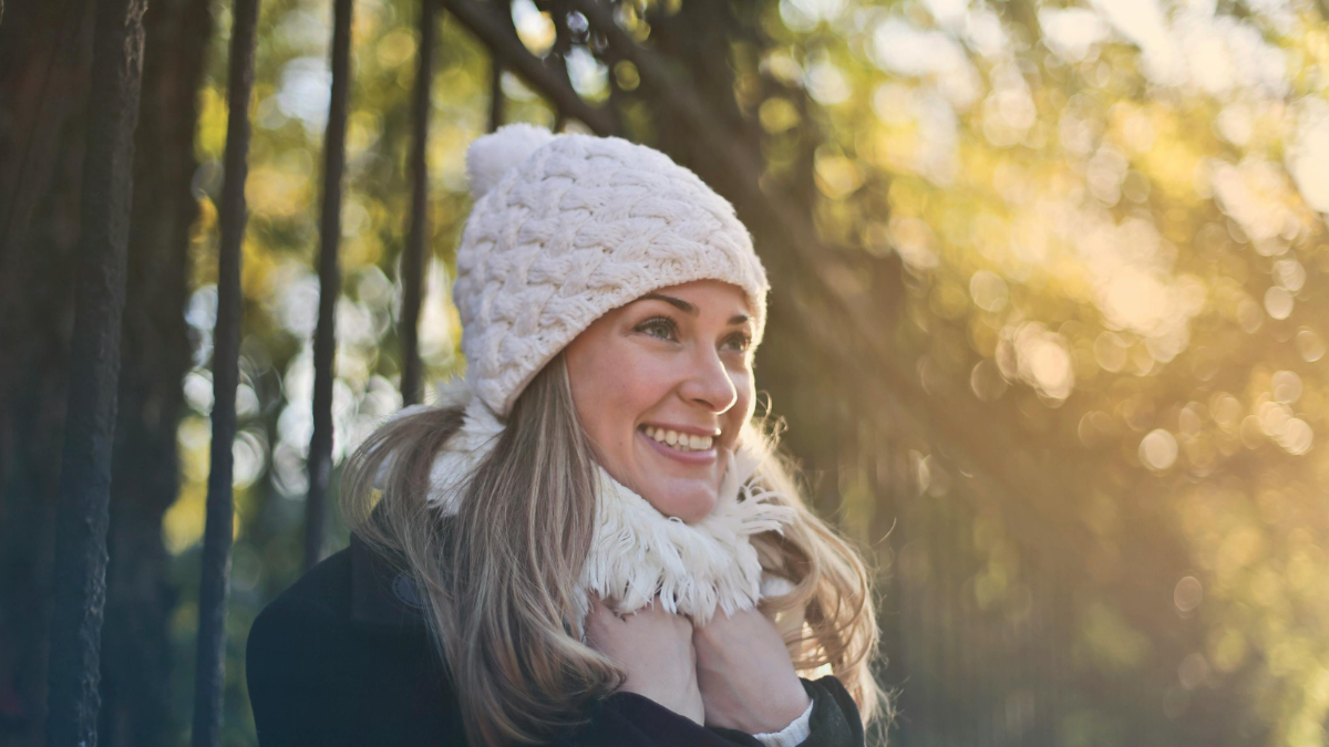 Ilustrasi warga Indonesia yang kedinginan akibat suhu udara akhir-akhir ini. Foto: pexels.com/olly