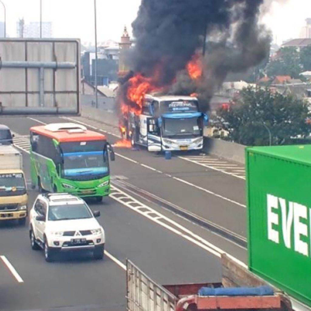 Bus pariwisata yang membawa anak TK terbakar di Jalan Tol Wiyoto Wiyono, Jakarta. Foto: PMJNews