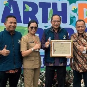 Hadiri Peringatan Hari Bumi 2024, Sekda Kota Semarang Terima Penghargaan Gerakan Hemat Energi dan Air