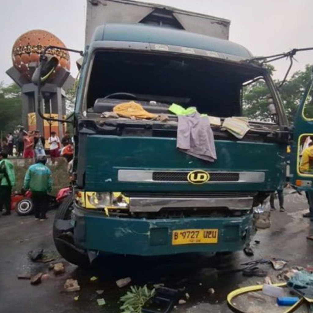 Mobil truk ugal-ugalan tabrak 16 mobil di Cipondoh, Tangerang. Foto: x.com/eskopi_su