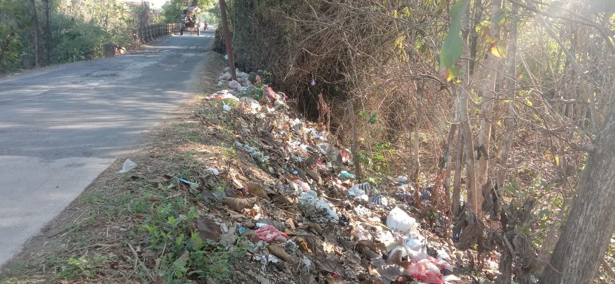Tumpukan sampah di area Jembatan Temuwoh, Blora. Foto: Istimewa