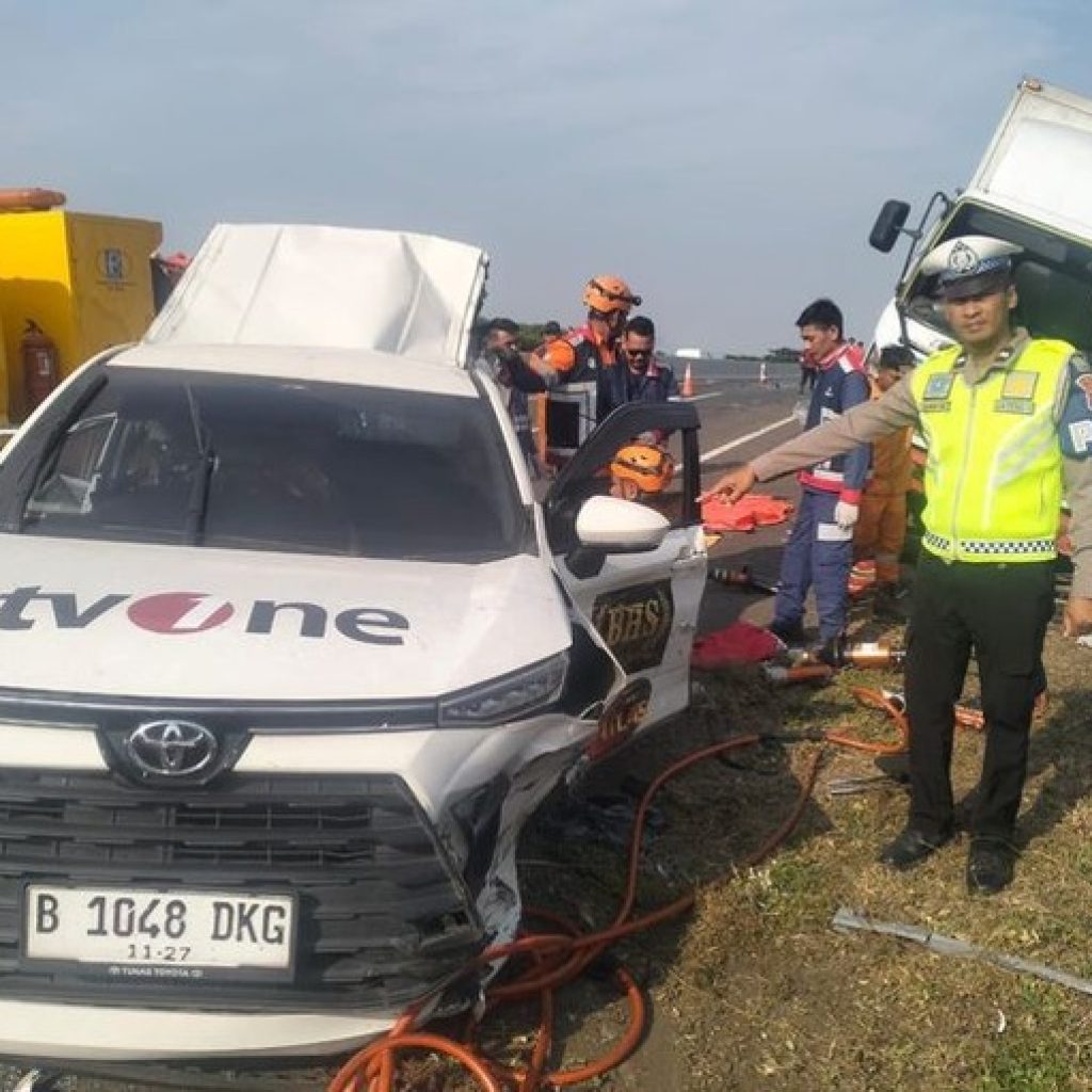 3 kru tvOne meninggal dunia dalam kecelakaan di Tol Pemalang-Batang, Jawa Tengah, Kamis (31/10/2024) pukul 06.40 WIB. Foto: x.com/shintaeffendi