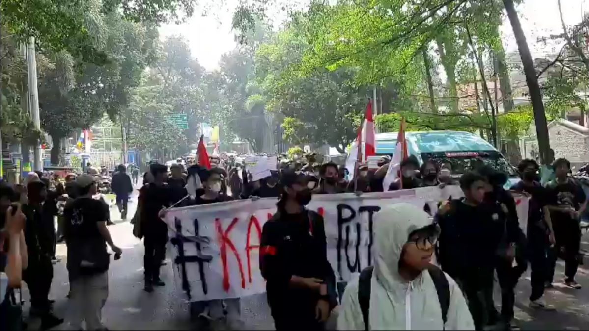 Mahasiswa ITB dan Universitas Djuanda Bogor adakan unjuk rasa lanjutan hari ini di area Gedung DPR RI Jakarta. Foto: x.com/MichelAdam7__