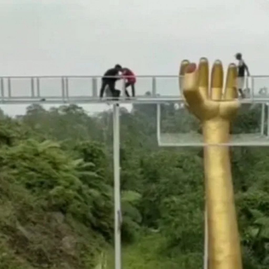 Polisi periksa 12 orang saksi atas kasus pecahnya jembatan kaca The Geong Banyumas. Foto: PMJNews