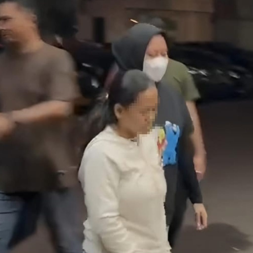 Ibu yang melecehkan anak sendiri di Tangsel jadi tersangka. Foto: PMJ News