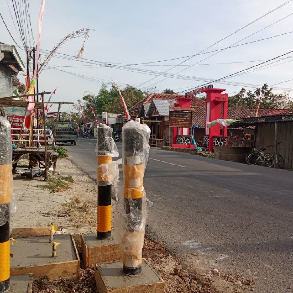 Antisipasi Kecelakaan, Dinrumkimhub Pasang Warning Light di Pasar Badong