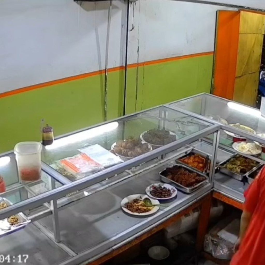Polisi tangkap seorang pria yang suka makan di warteg dengan bayar seenaknya. Foto: instagram.com/mood.jakarta