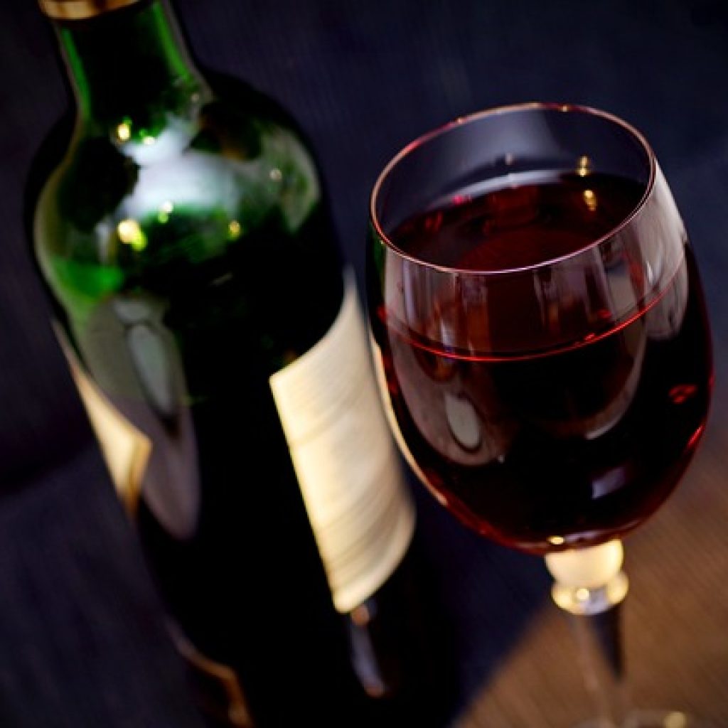 Kemenag buka suara tentang produk tuak, beer, dan wine yang dinilai mendapat sertifikasi halal. Foto: pixabay.com/congerdesign