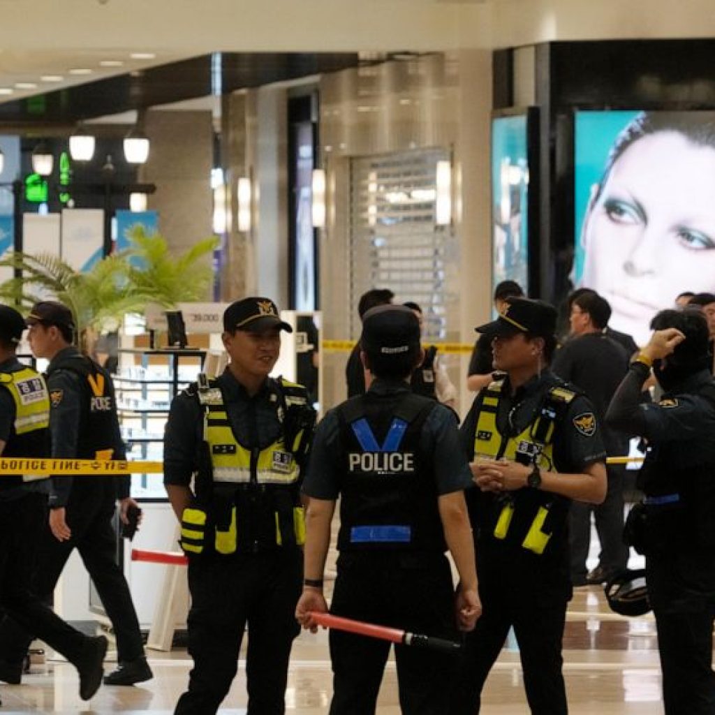 Polisi mengamankan lokasi kejadian penusukan di mall. (Foto: website abcnews.go.com)