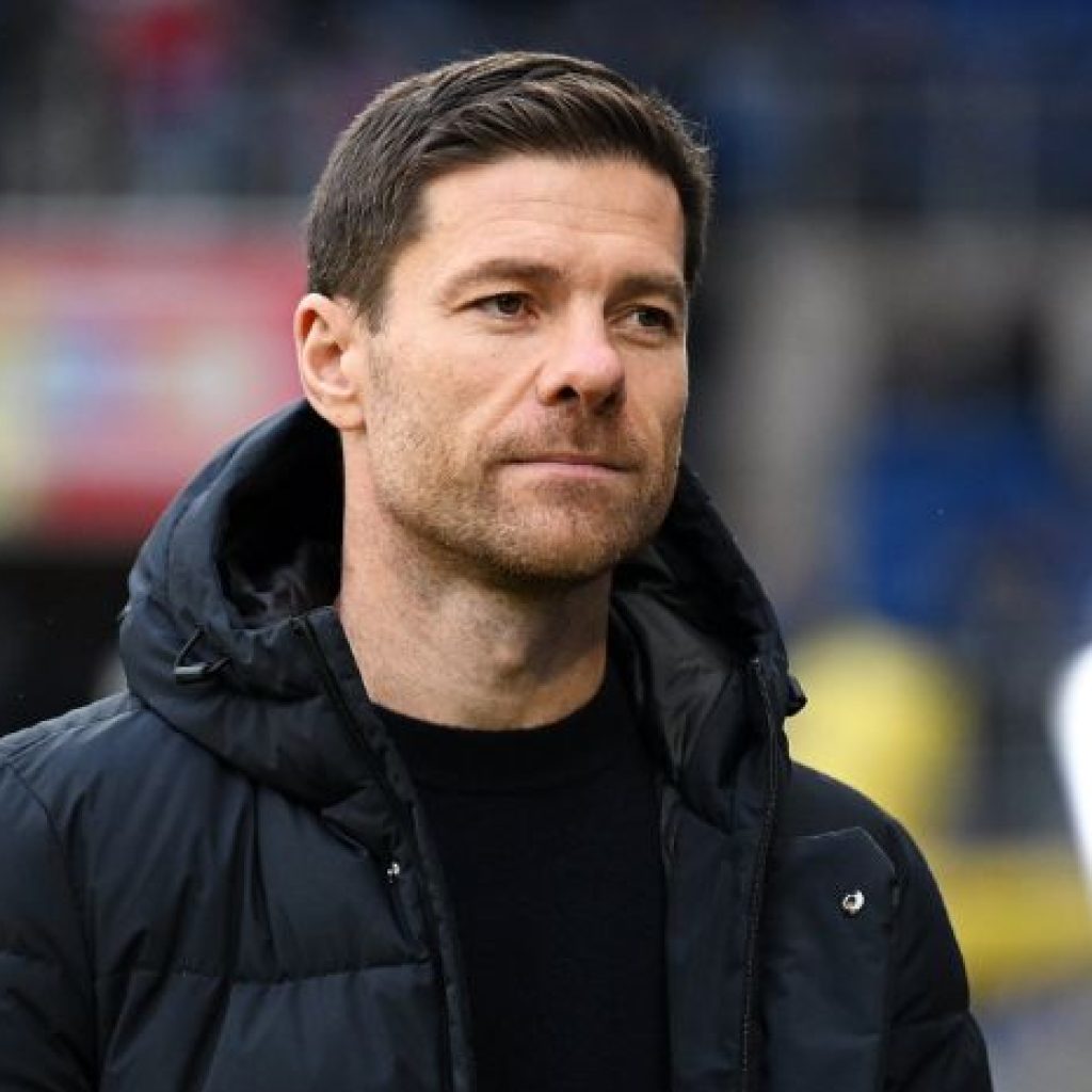 Xabi Alonso jadi perbincangan karena kemampuannya meracik strategi hingga Bayer Leverkusen memimpin klasemen sementara Grup H Liga Europa. Foto: X.com/FabrizioRomano