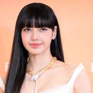 ‘Apologize to Lisa’ Trending di Twitter Gara-Gara Admin Akun Base NewJeans Kena Hack?